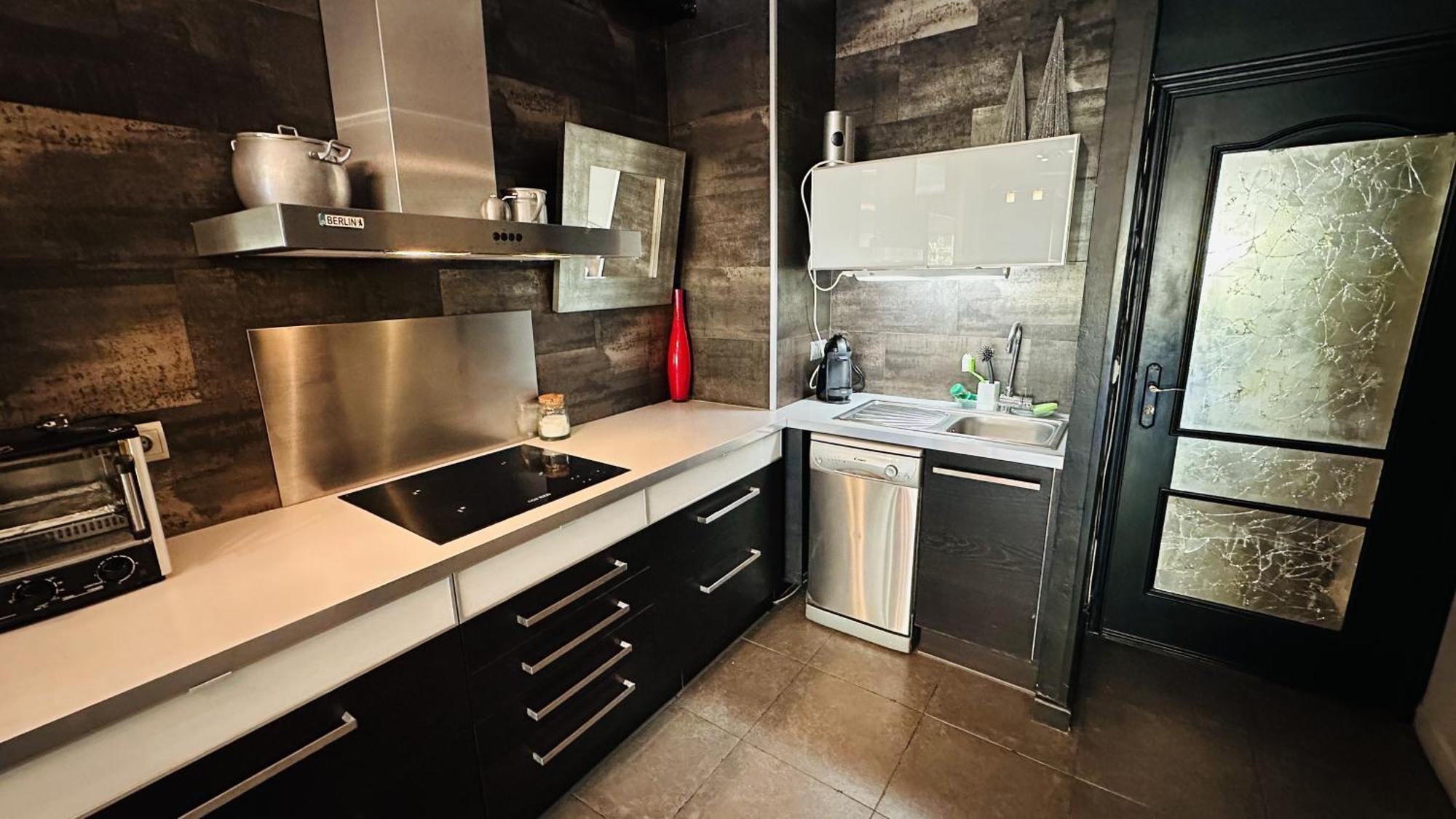 Golden Mile Apartment *